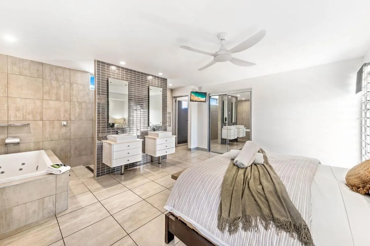 Holiday home Alex Beach House, 100 Steps To The Sand, With Ocean Views Alexandra Headland