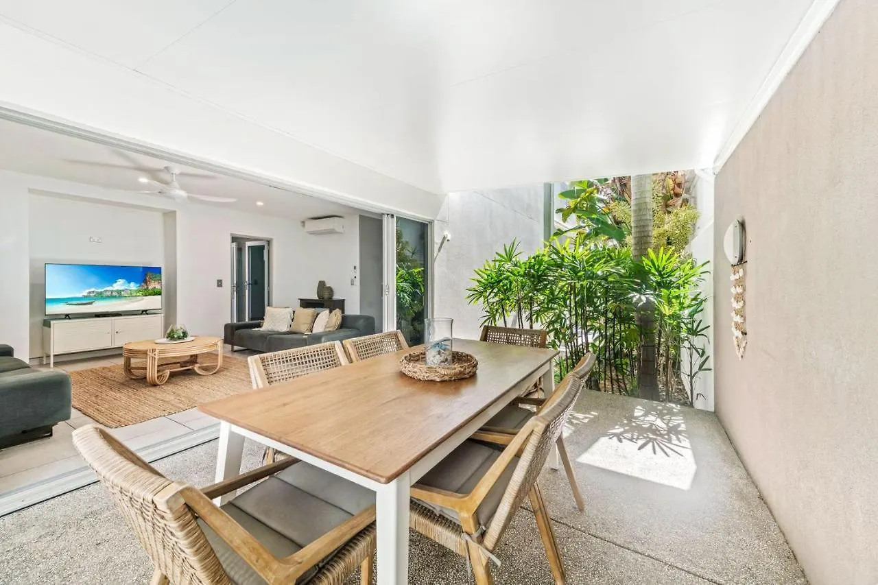 Holiday home Alex Beach House, 100 Steps To The Sand, With Ocean Views Alexandra Headland Australia