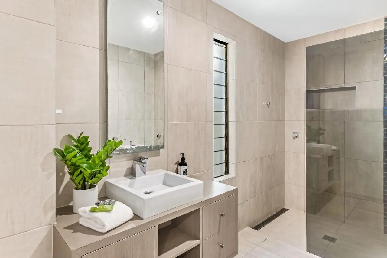 Alex Beach House, 100 Steps To The Sand, With Ocean Views Alexandra Headland Holiday home