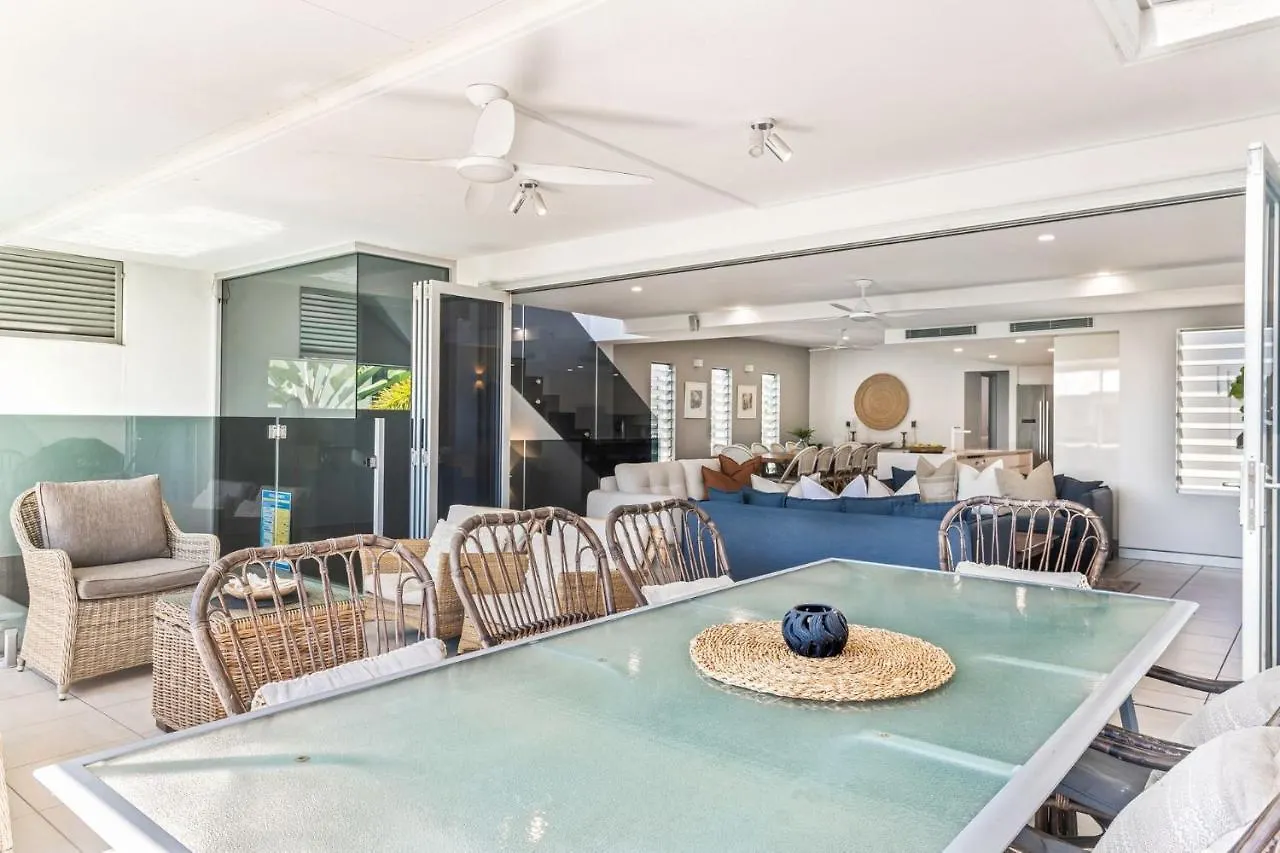 Holiday home Alex Beach House, 100 Steps To The Sand, With Ocean Views Alexandra Headland Australia