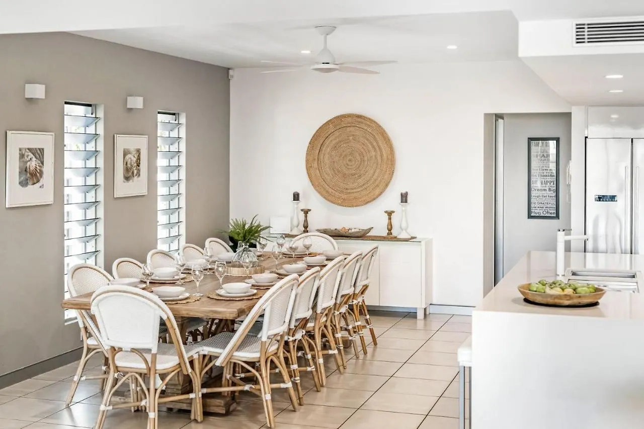 Holiday home Alex Beach House, 100 Steps To The Sand, With Ocean Views Alexandra Headland Australia