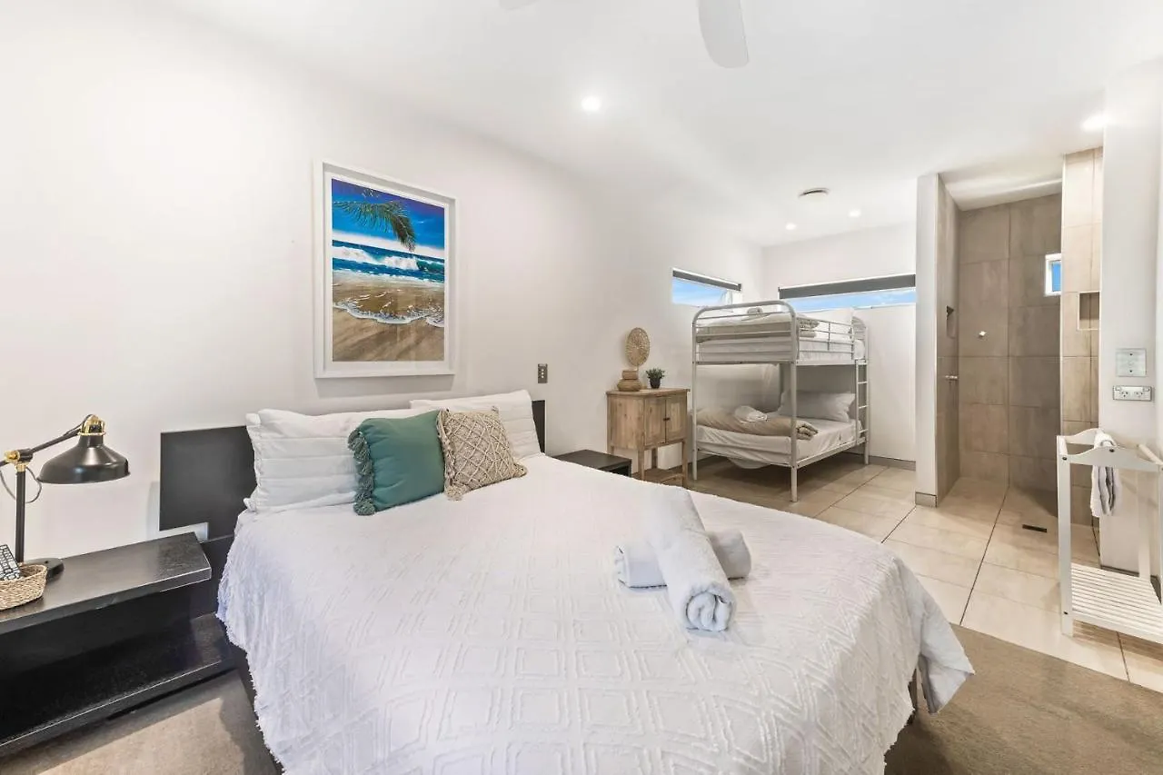 Alex Beach House, 100 Steps To The Sand, With Ocean Views Alexandra Headland Holiday home